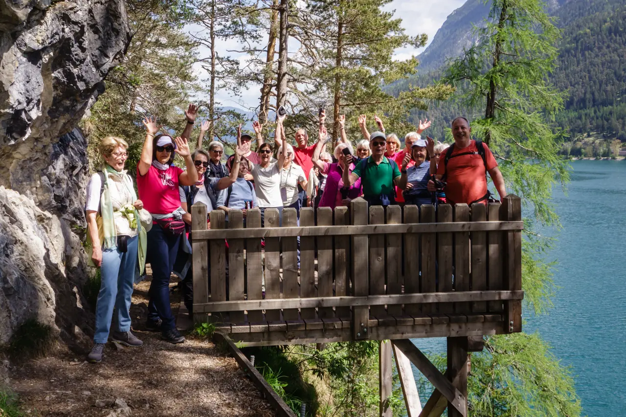 Wandergruppe Engelhardt entlang des Achensees Mariensteig Gruppenfoto Aussichtsplattform Pertisau