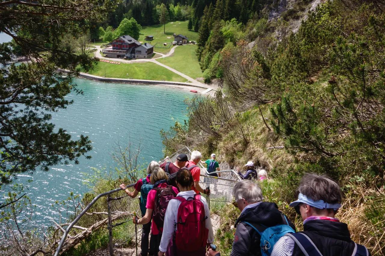 Wandergruppe Engelhardt entlang des Achensees Mariensteig Treppe zur Gaisalm Pertisau