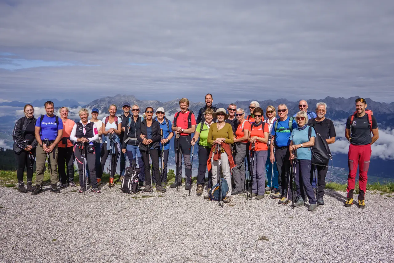Langlauf- und Bikeschule Achensee Wanderwoche 1 Hotel Alpenrose Gruppenfoto Bergstation Glungezer