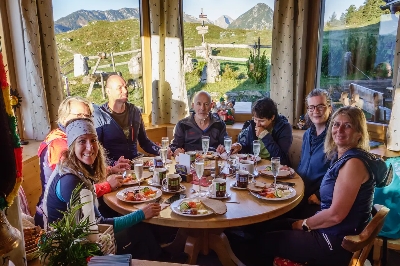 Langlauf- und Bikeschule Achensee Wanderwoche 2 Hotel Alpenrose gemütliches Frühstück Astenau Alm