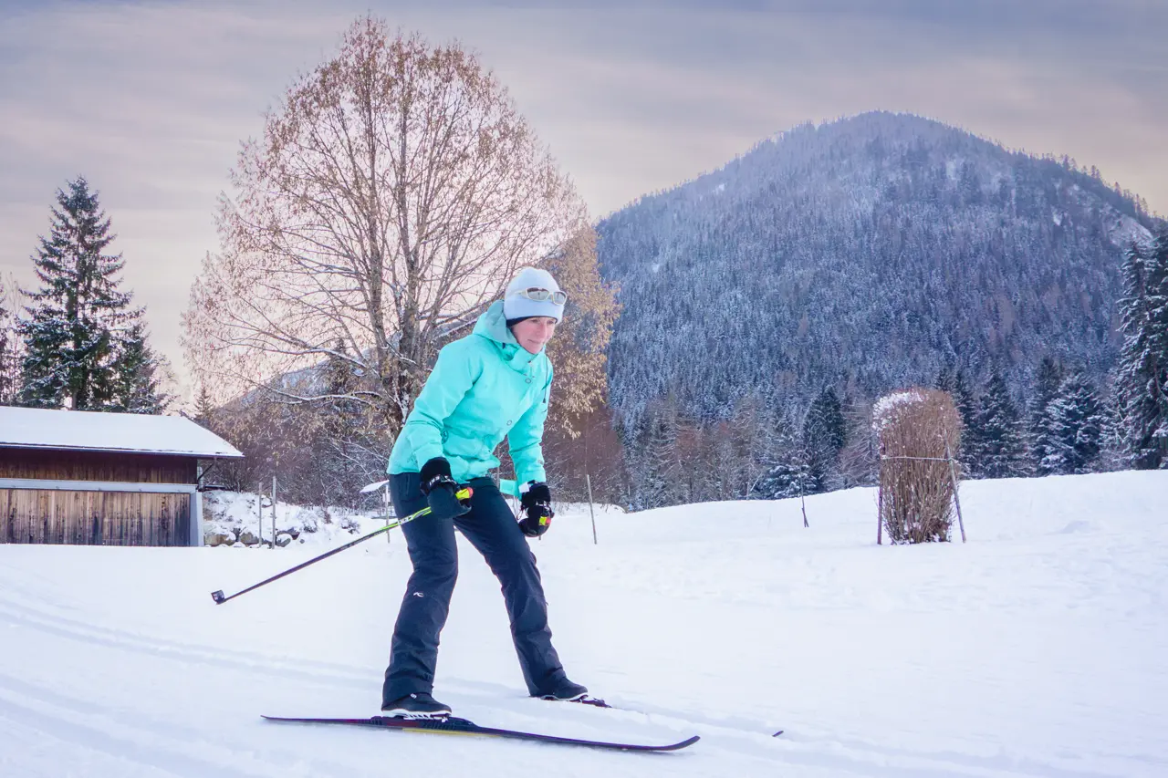 Langlaufschule Achensee erster Bremskurs Bremstechnik Klassisch halbseitiger Pflug steile Abfahrt aktives Bremsen Pertisau