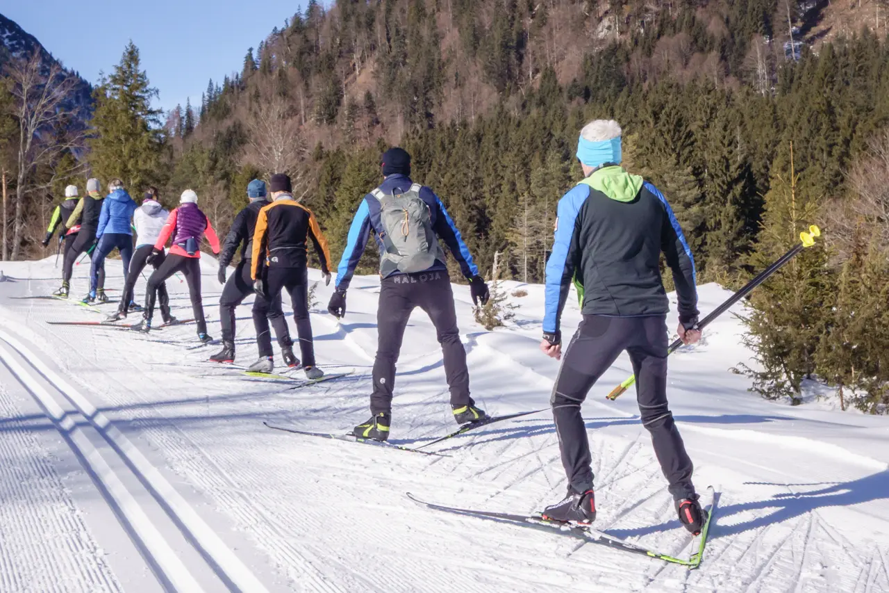 Langlaufschule Achensee Trainingscamp Skating Techniktraining Schlittschuhschritt ohne Stöcke bergauf Steinberg