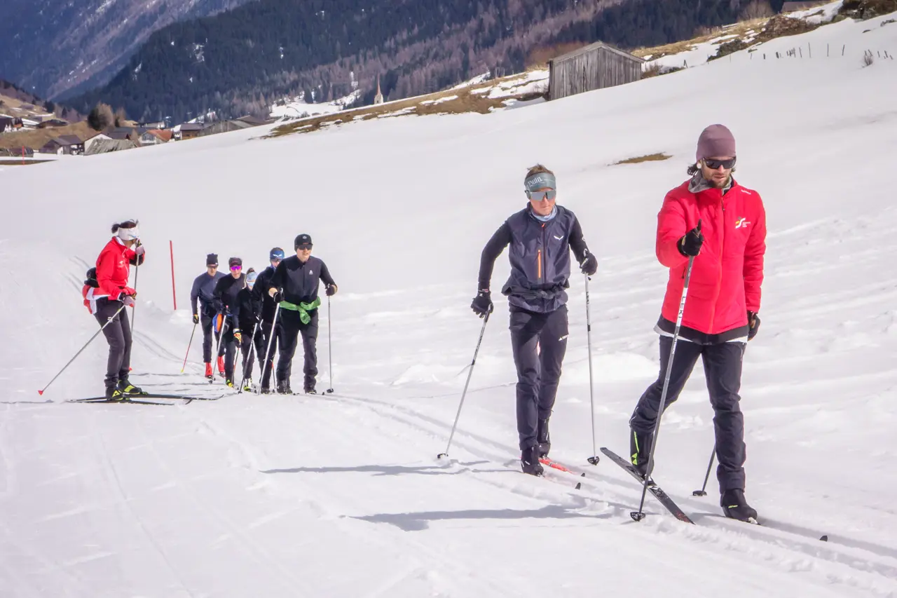 Langlaufschule Achensee Tiroler Skilehrerverband Ausbildungsleiter Kurs Landeslehrer Teil 2 Diagonalschritt am Anstieg paarweise Galtür