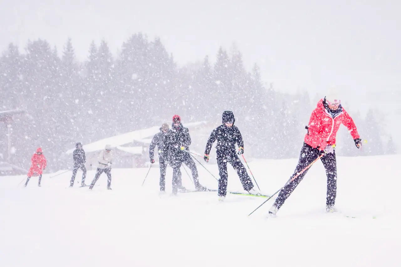 Langlaufschule Achensee Tiroler Skilehrerverband Ausbildungsleiter Kurs Landeslehrer Teil 2 Schlittschuhschritt bei dichtem Schneefall Galtür