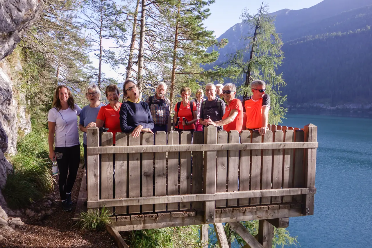 Langlauf- und Bikeschule Achensee Wanderwoche 1 Hotel Alpenrose Gaisalmsteig Gruppenfoto Aussichtsplattform Achenkirch Pertisau