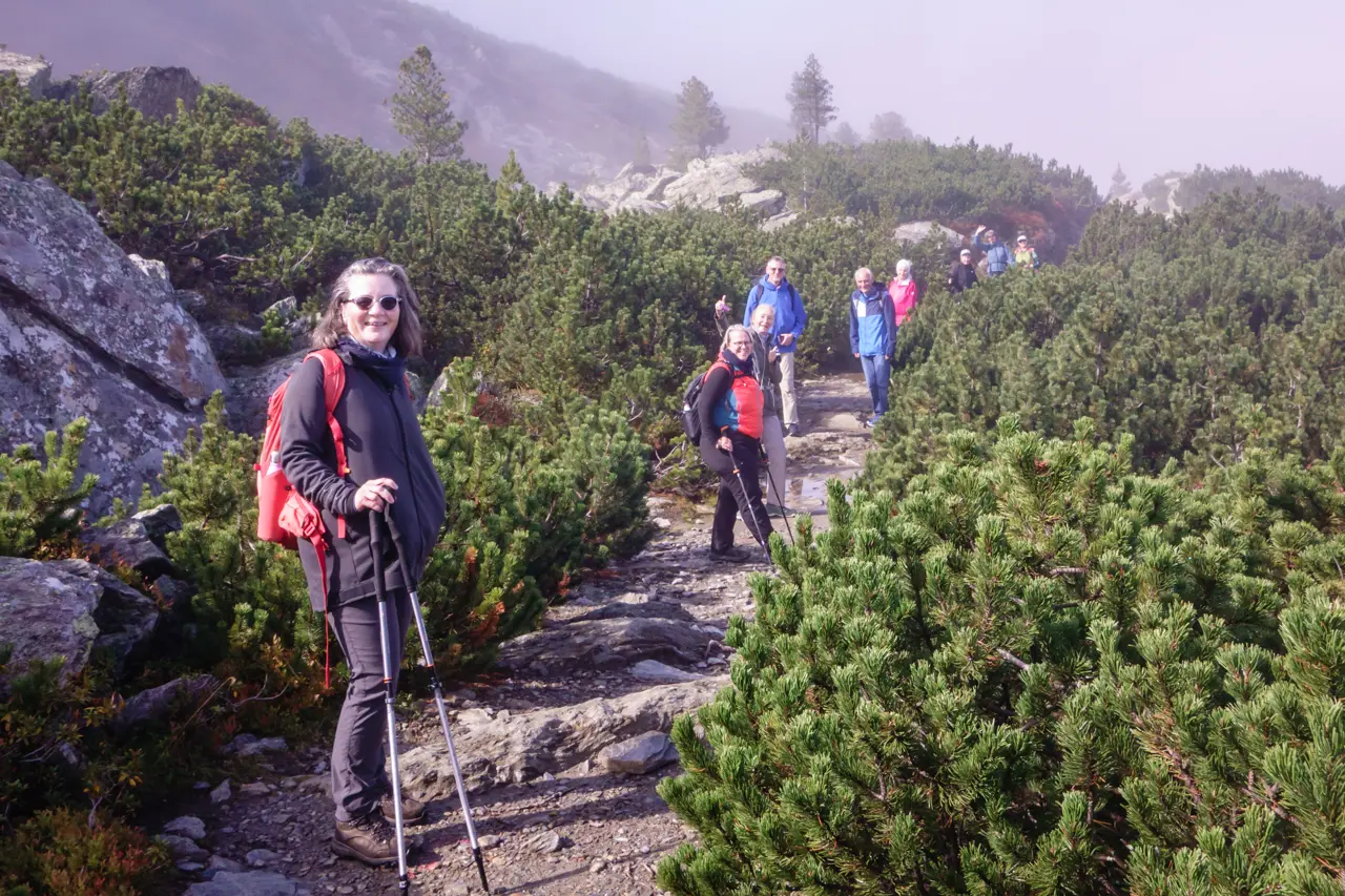 Langlauf- und Bikeschule Achensee Wanderwoche 2 Hotel Alpenrose Zirbenweg erste Sonnenstrahlen Tulfes Innsbruck